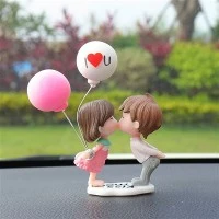 Pasangan Berpegangan Tangan, Belon, Patung Kereta